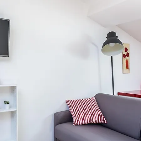 Clublord - Charming Studio Next To The Tram Station Aparthotel