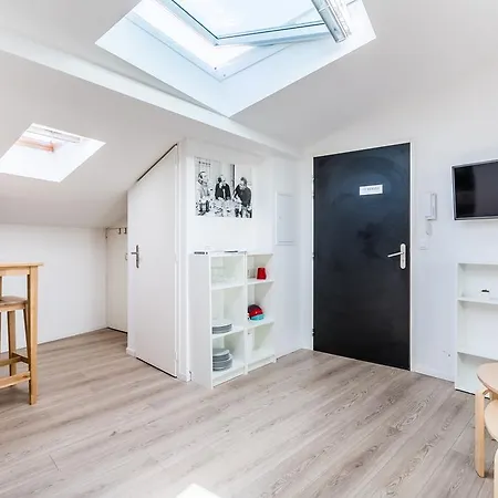 Clublord - Charming Studio Next To The Tram Station *
